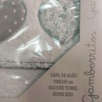 TOALLITA BEBE CAPA DE BAÑO CON CAPUCHA GAMBERRITOS 10252 fondo Blanco corazones Gris