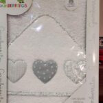 TOALLITA BEBE CAPA DE BAÑO CON CAPUCHA GAMBERRITOS 10252 fondo Blanco corazones Gris