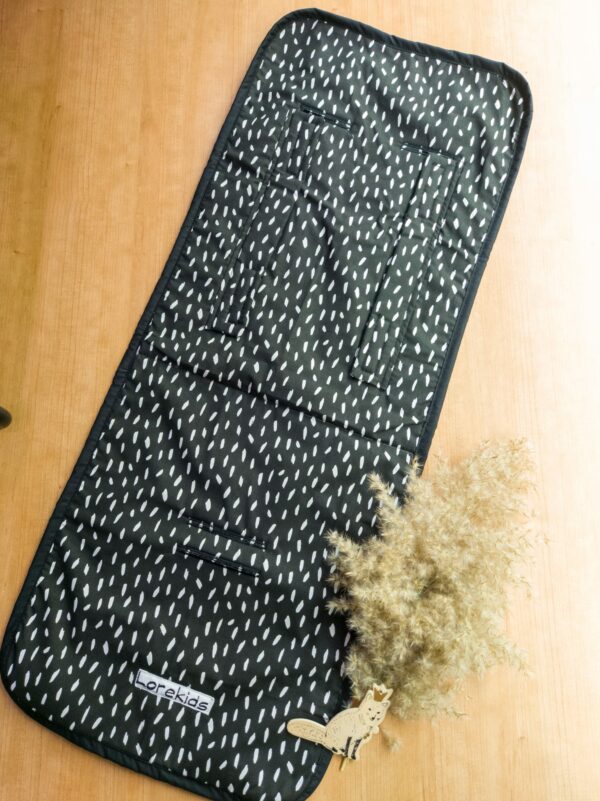 ARTESANAL COLCHONETA FUNDA SILLA PASEO BEBE UNIVERSAL PARA LA MAYORIA DE CARRITOS PRODUCTO HECHO A MANO EXCLUSIVO TIENDAMARILUZ UNIDADES LIMITADAS PINCELADAS fondo Negro pinceladas blancas