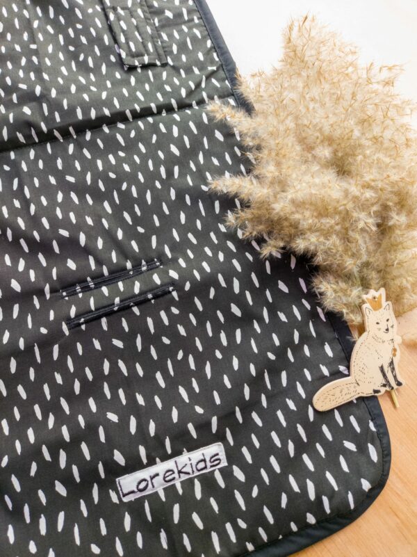 ARTESANAL COLCHONETA FUNDA SILLA PASEO BEBE UNIVERSAL PARA LA MAYORIA DE CARRITOS PRODUCTO HECHO A MANO EXCLUSIVO TIENDAMARILUZ UNIDADES LIMITADAS PINCELADAS fondo Negro pinceladas blancas