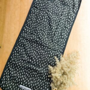 ARTESANAL COLCHONETA FUNDA SILLA PASEO BEBE UNIVERSAL PARA LA MAYORIA DE CARRITOS PRODUCTO HECHO A MANO EXCLUSIVO TIENDAMARILUZ UNIDADES LIMITADAS PINCELADAS fondo Negro pinceladas blancas