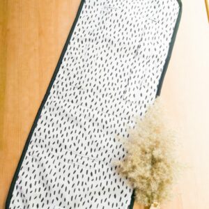 ARTESANAL COLCHONETA FUNDA SILLA PASEO BEBE UNIVERSAL PARA LA MAYORIA DE CARRITOS PRODUCTO HECHO A MANO EXCLUSIVO TIENDAMARILUZ UNIDADES LIMITADAS Pinceladas fondo blanco pinceladas negras
