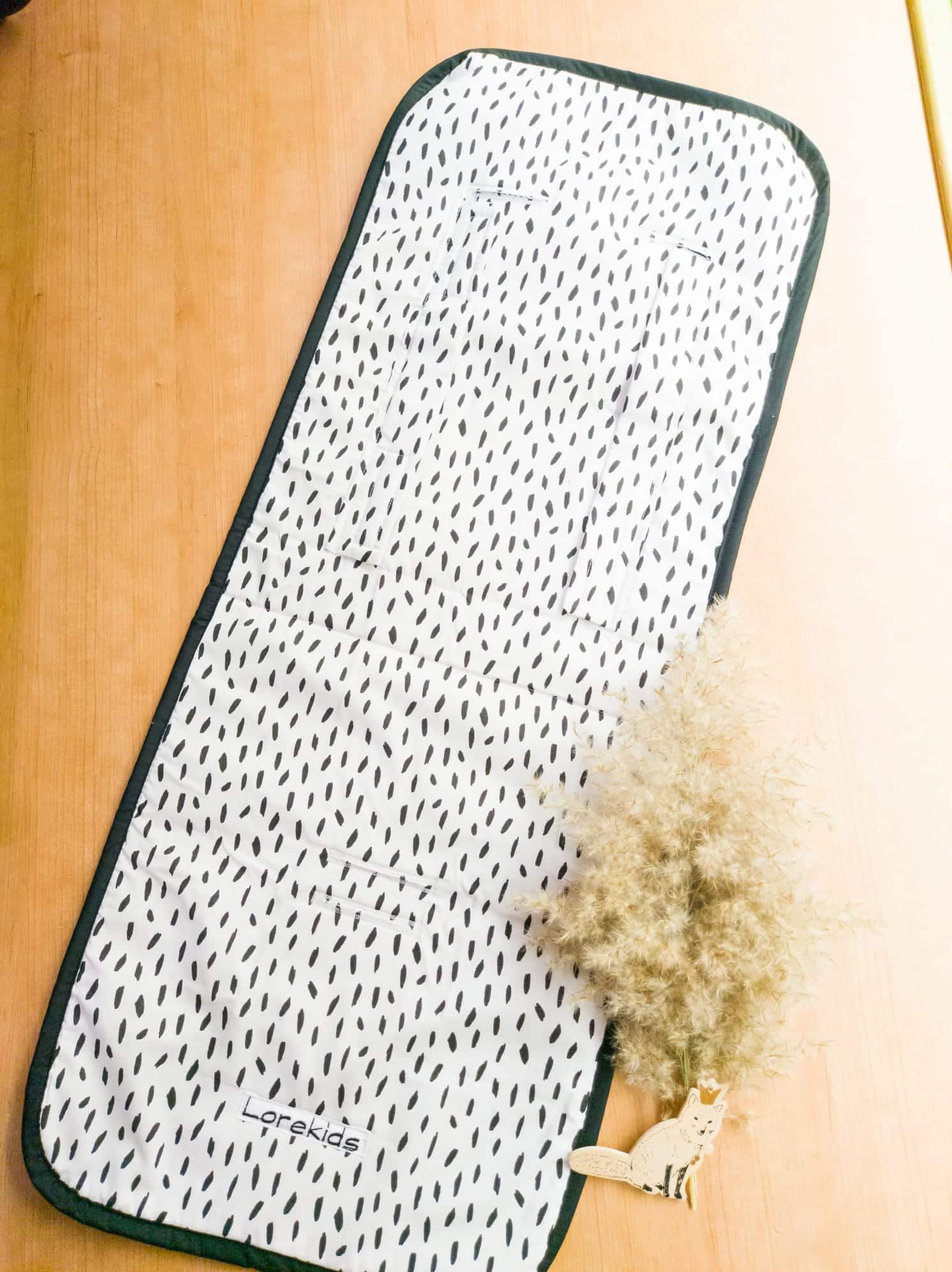 ARTESANAL COLCHONETA FUNDA SILLA PASEO BEBE UNIVERSAL PARA LA MAYORIA DE CARRITOS PRODUCTO HECHO A MANO EXCLUSIVO TIENDAMARILUZ UNIDADES LIMITADAS Pinceladas fondo blanco pinceladas negras