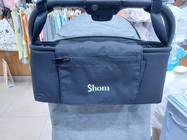 pequeño bolso organizador universal de la marca shom babyessentials para carro y sillas de paseo ligeras