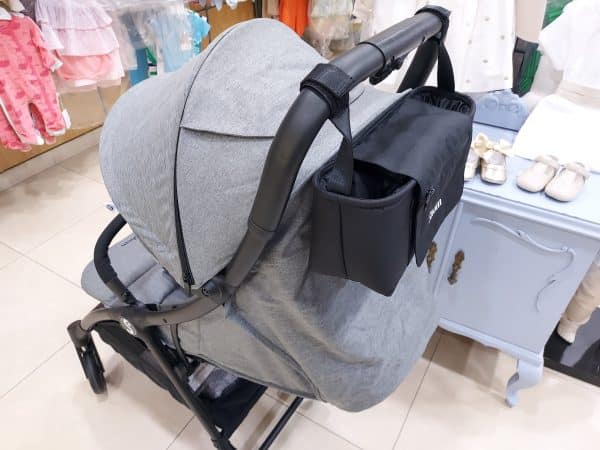 pequeño bolso organizador universal de la marca shom babyessentials para carro y sillas de paseo ligeras