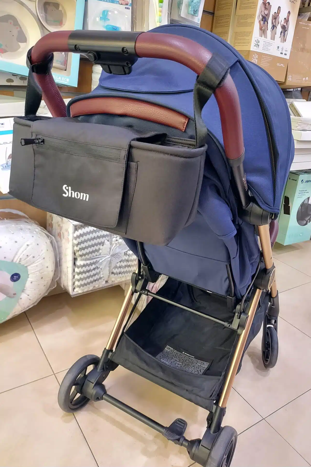 pequeño bolso organizador universal de la marca shom babyessentials para  carro y sillas de paseo ligeras