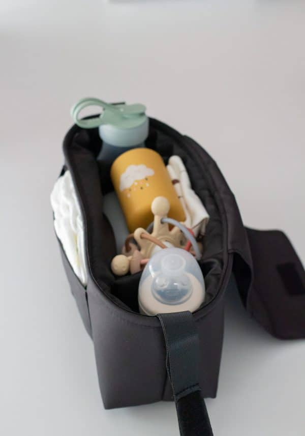 pequeño bolso organizador universal de la marca shom babyessentials para carro y sillas de paseo ligeras