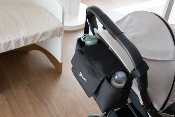 pequeño bolso organizador universal de la marca shom babyessentials para carro y sillas de paseo ligeras