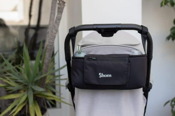pequeño bolso organizador universal de la marca shom babyessentials para carro y sillas de paseo ligeras
